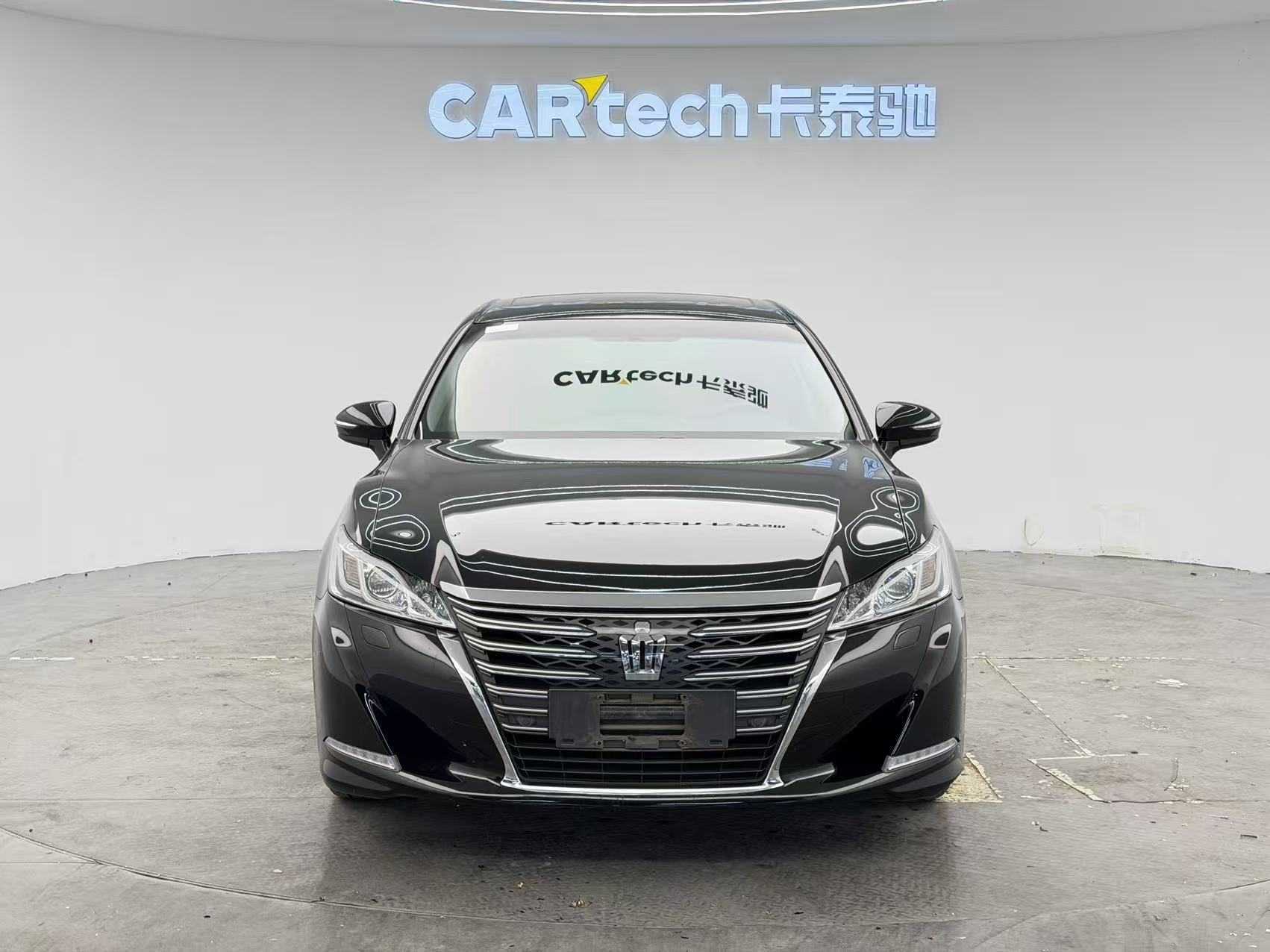 2017 Toyota Crown - 2017 Sedan, pre-owned car for export from China