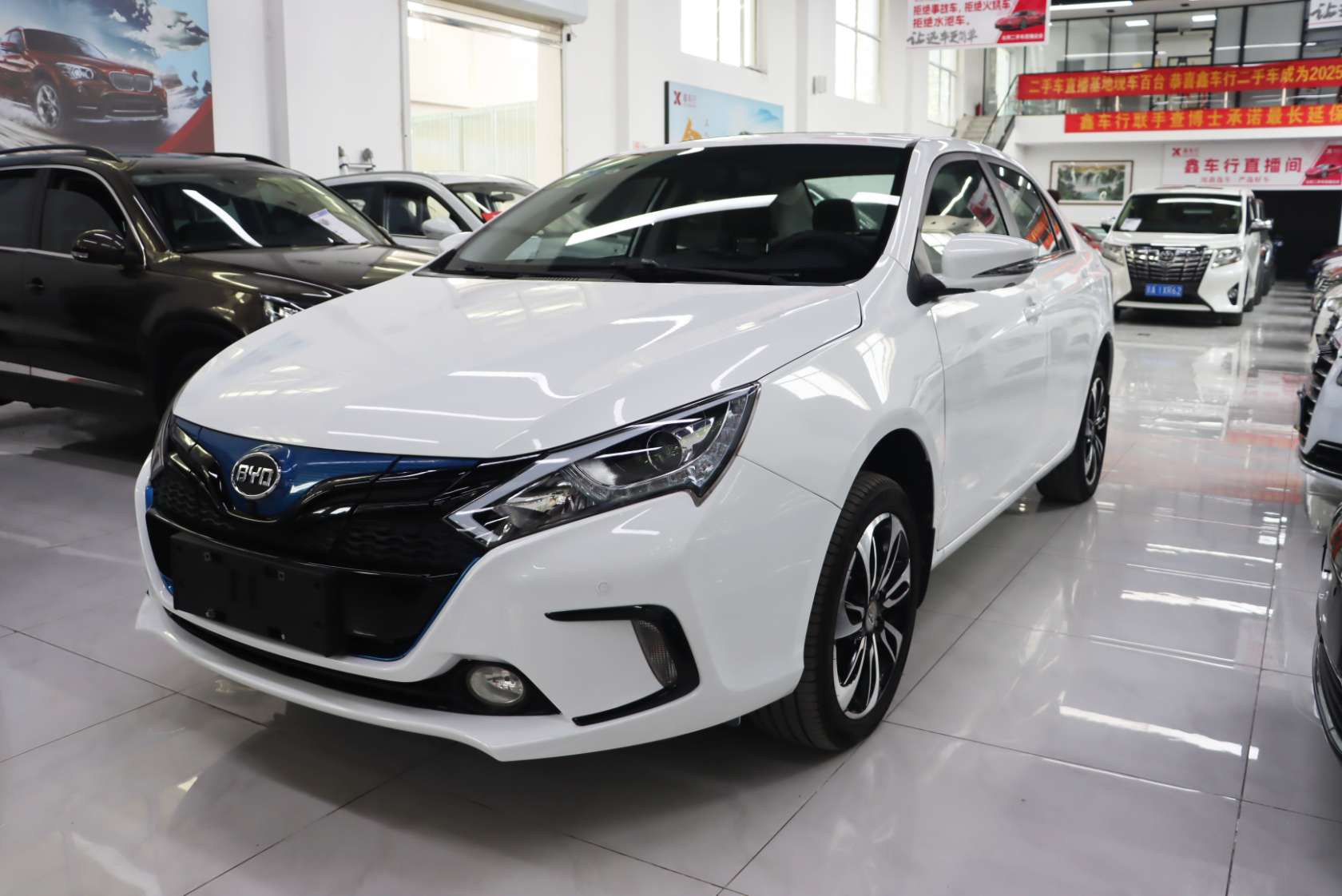 2016 BYD Qin EV300 Distinguished Edition - 2016 Sedan, pre-owned car for export from China