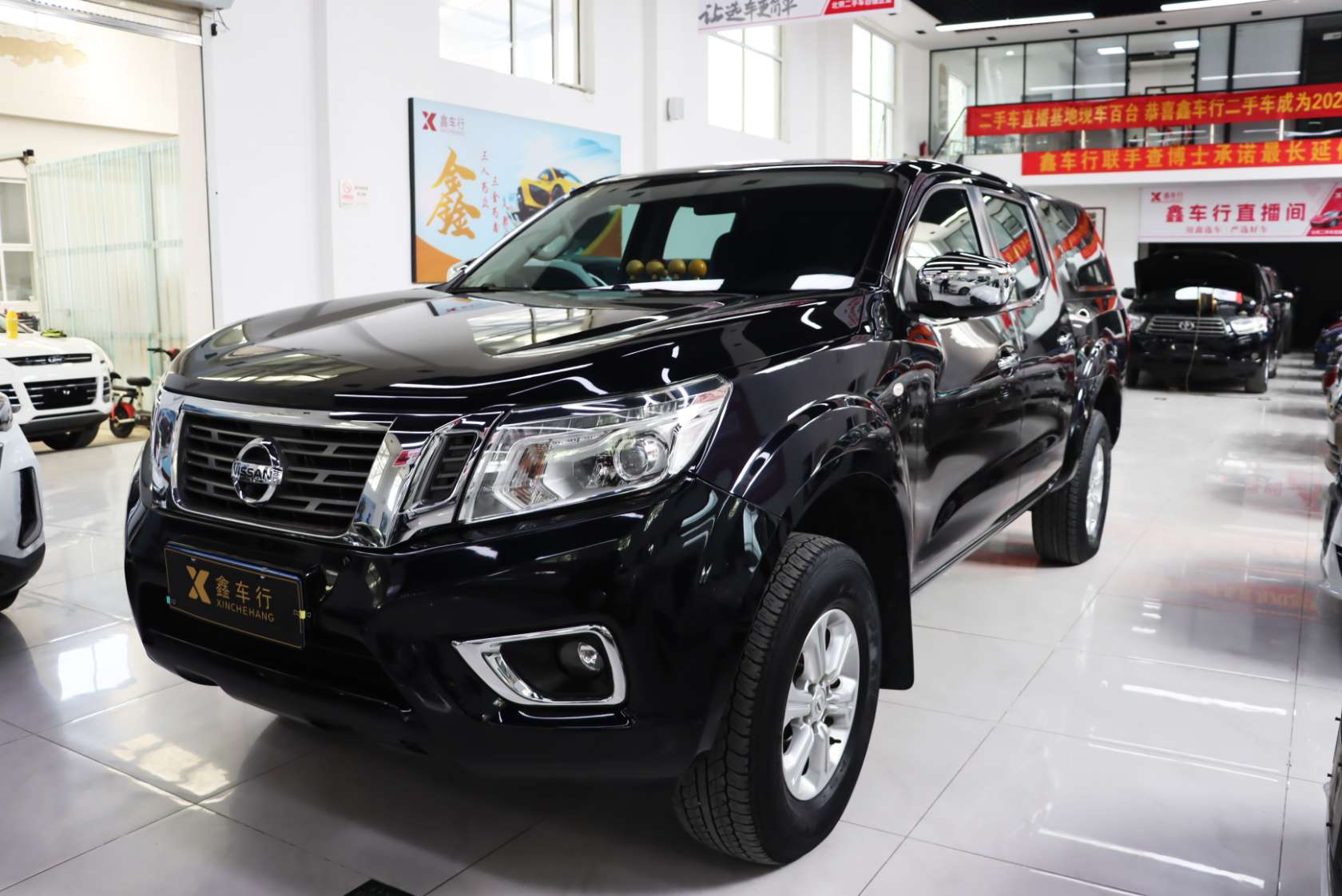 2017 Nissan Navara 2.5L Automatic 4WD Luxury Edition QR25 - 2017 Pickup, pre-owned car for export from China