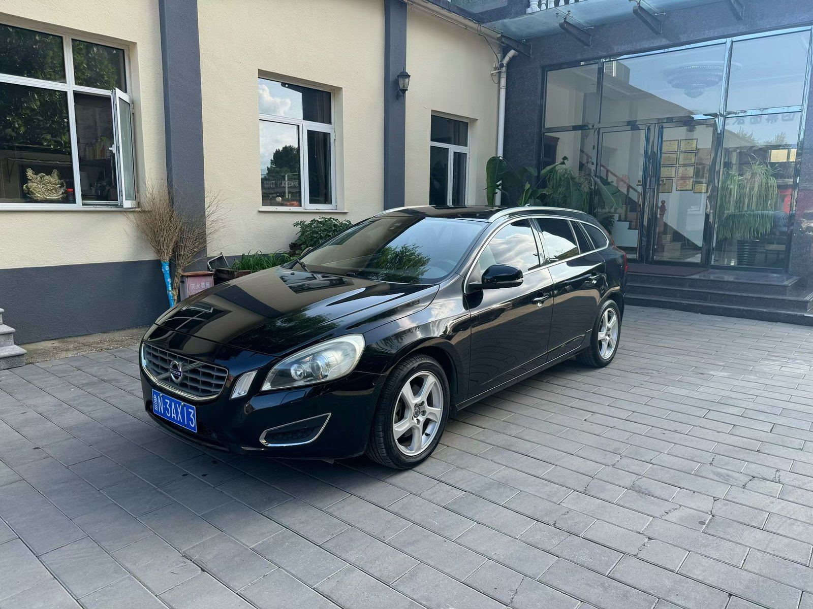 2013 Volvo V60 T5 Zhiya Edition - 2013 Wagon, pre-owned car for export from China