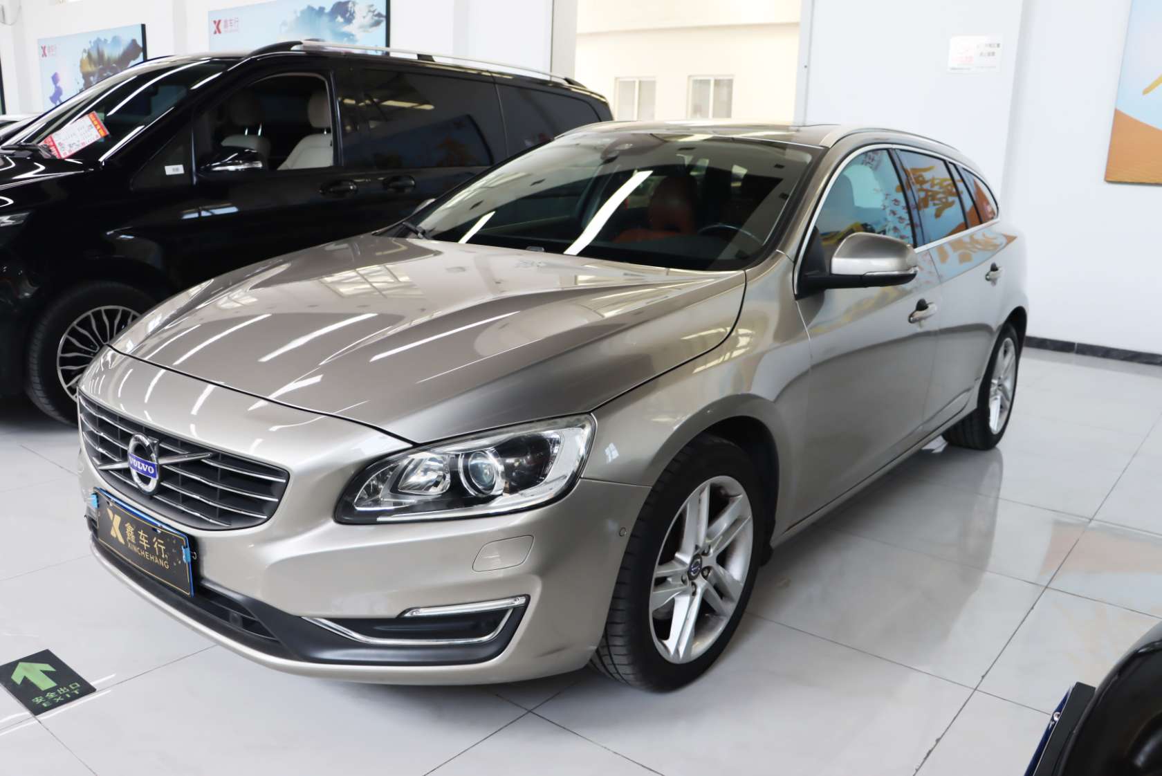 2014 Volvo V60 Facelift T5 Zhiya Edition - 2014 Sedan, pre-owned car for export from China
