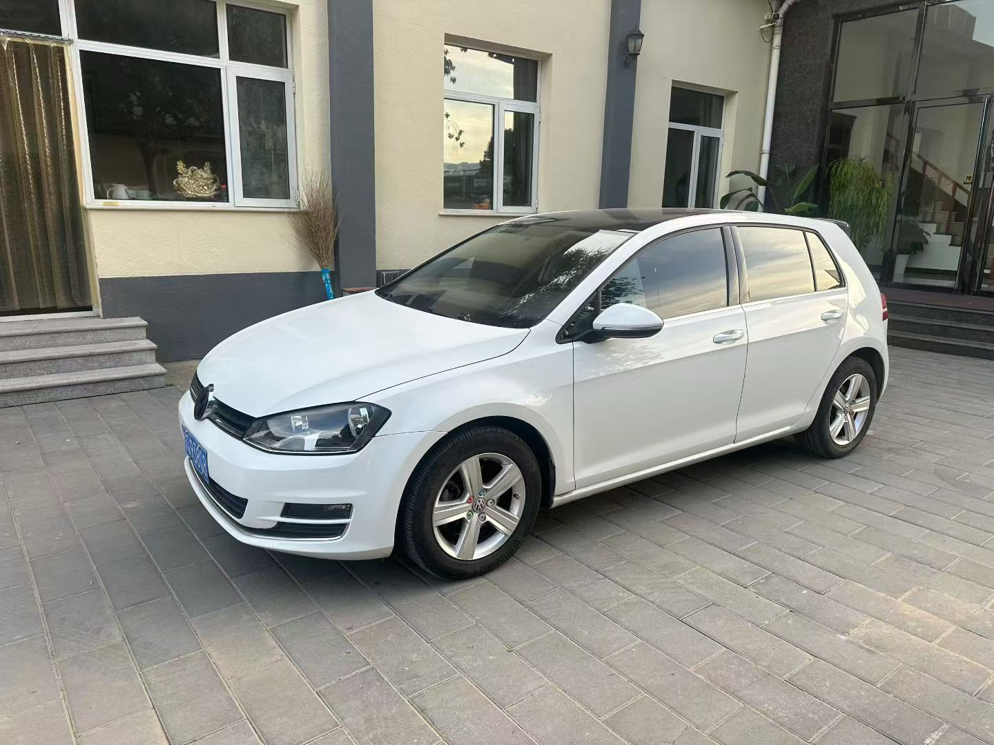 2016 Volkswagen Golf 230TSI Automatic Luxury Edition - 2016 Hatchback, pre-owned car for export from China