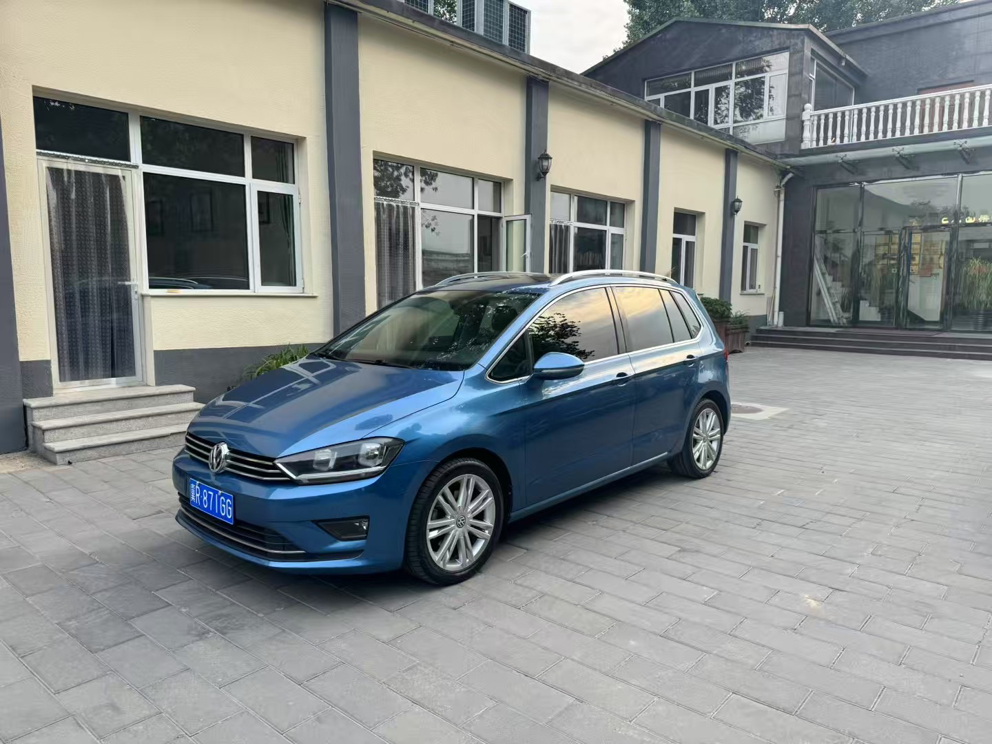 2016 Volkswagen Golf 230TSI Automatic Luxury Edition - 2016 Hatchback, pre-owned car for export from China
