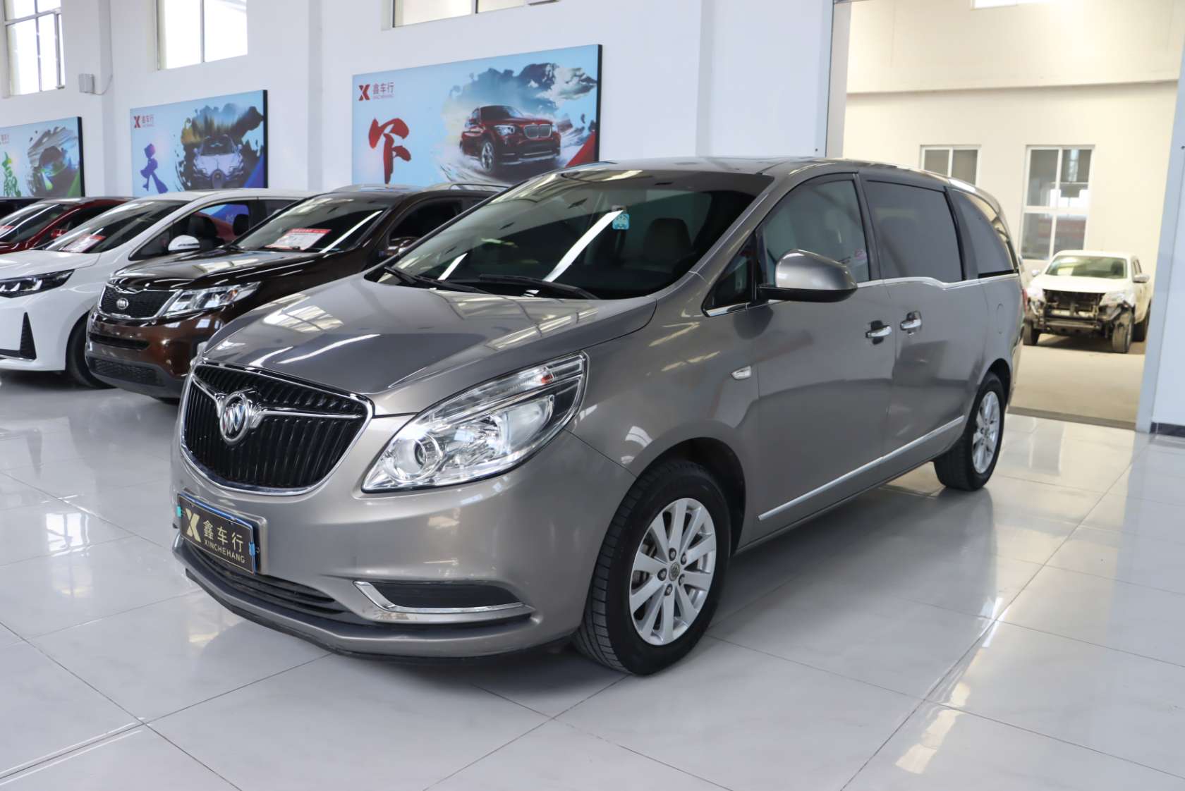 2017 Buick GL8 25S Luxury Edition China V - 2017 MPV, pre-owned car for export from China
