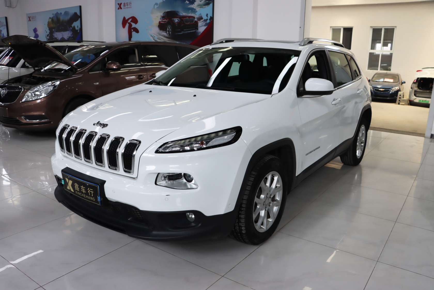 2017 Jeep Cherokee 2.4L Leading Edition - 2017 SUV, pre-owned car for export from China