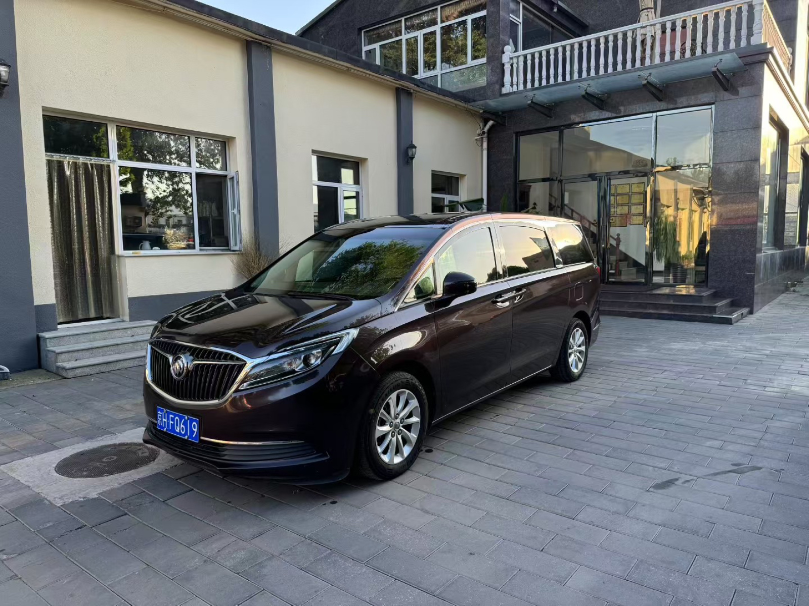2017 Buick GL8 ES 28T Comfort Edition China V - 2017 MPV, pre-owned car for export from China