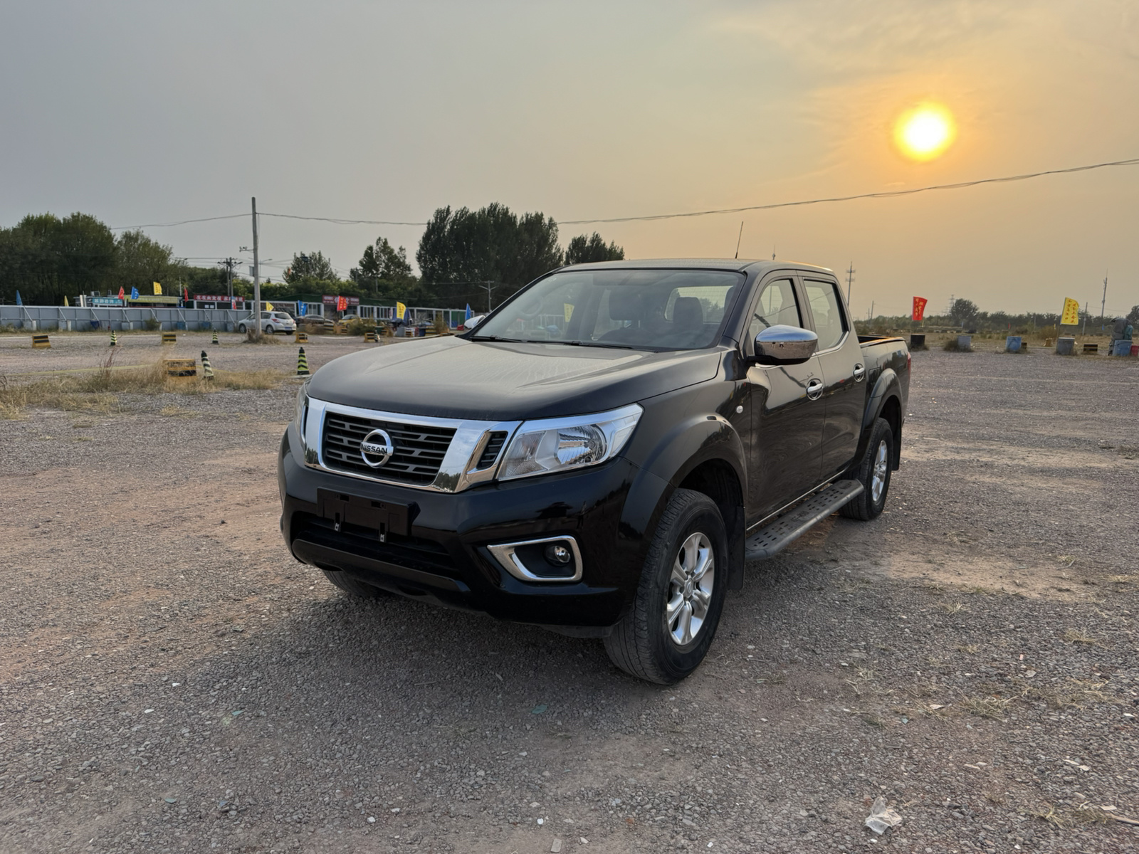 2017 Nissan Navara 2.5L Automatic 2WD Luxury Edition QR25 - 2017 Pickup, pre-owned car for export from China